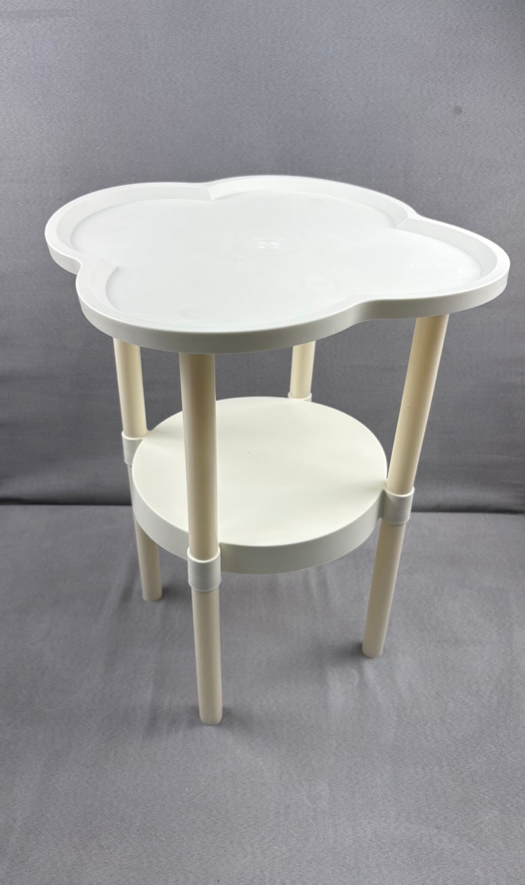 #39 Small plastic end table
