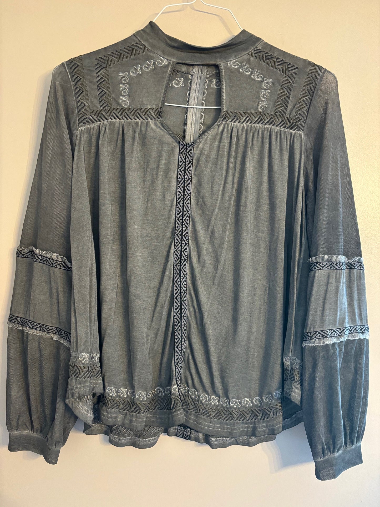 #70 Women's embroidered gray top size small VGUC