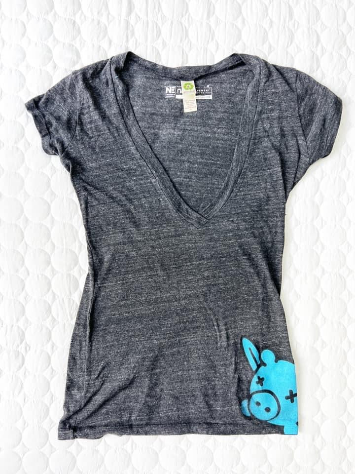 Medium women’s heathered grey tee with deep v neck and flying pig, from Cincinnati small shop. Super soft! VGUC.