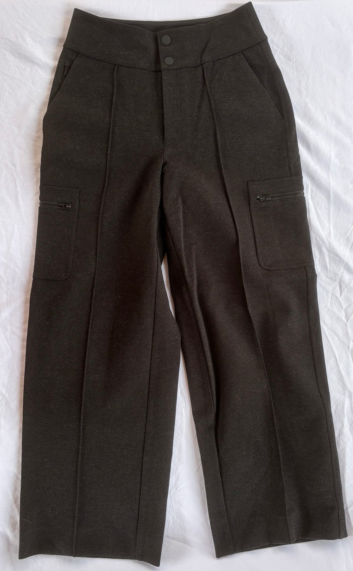 #119 women's Athleta thick cargo pants size 6