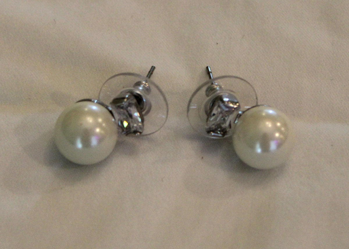 #168 Pearl earrings