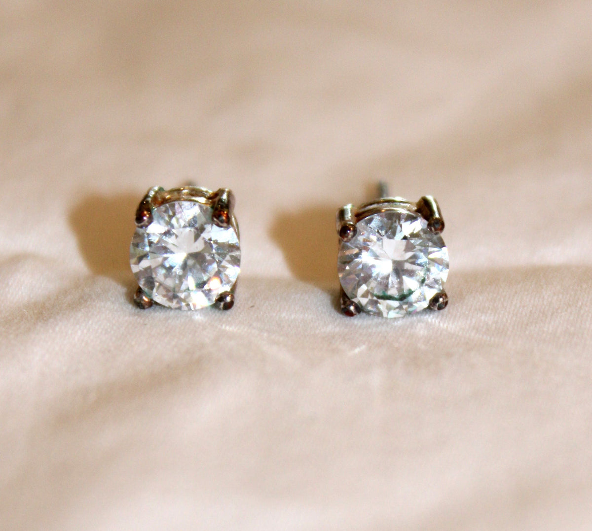#168 1 carat cubic zirconia studs