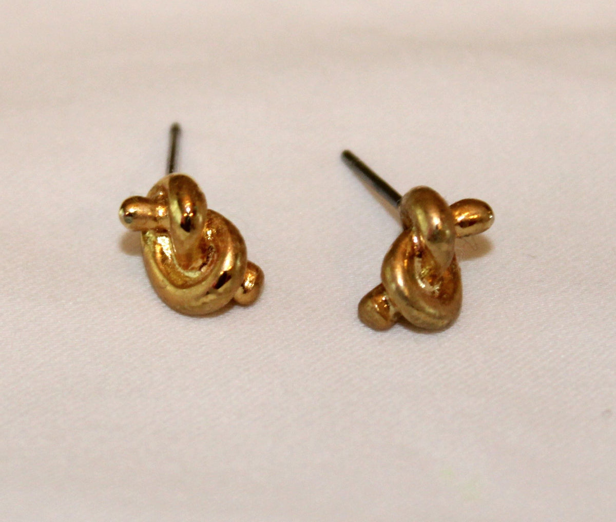 #168 Gold knot earrings