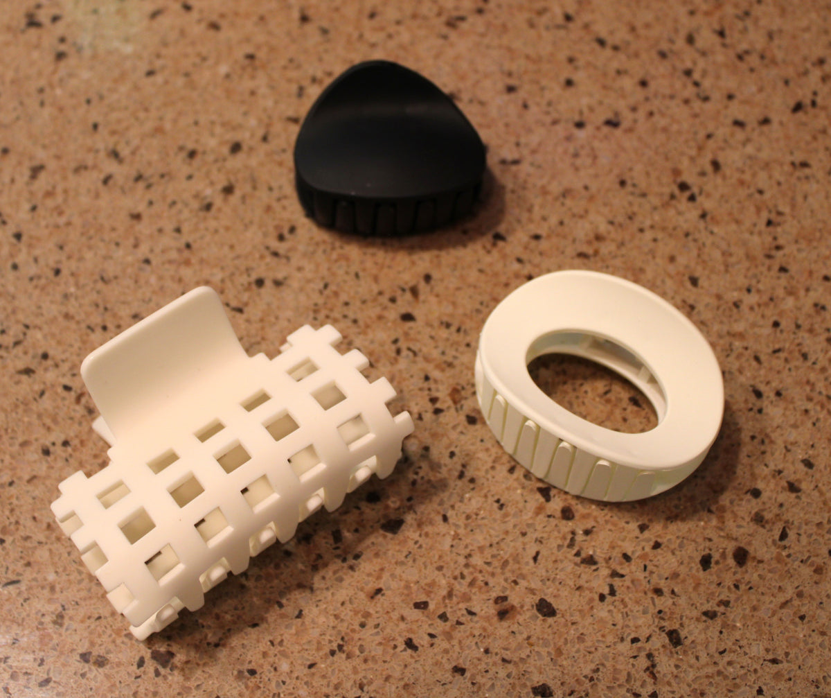 #168 White and black hair clips