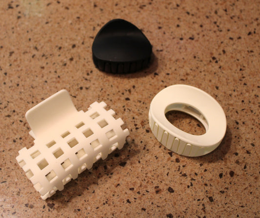 #168 White and black hair clips
