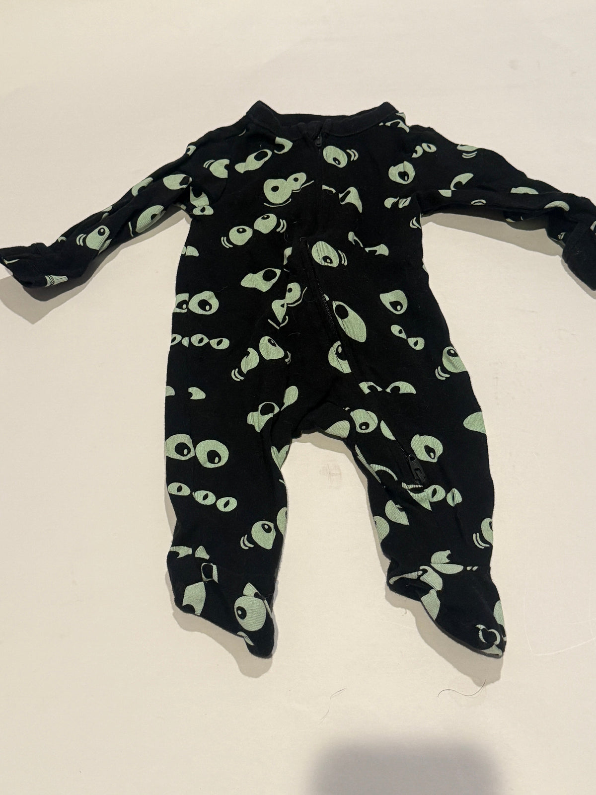 #170 Old Navy Halloween pajamas glow in the dark Boo girls 0-3 months