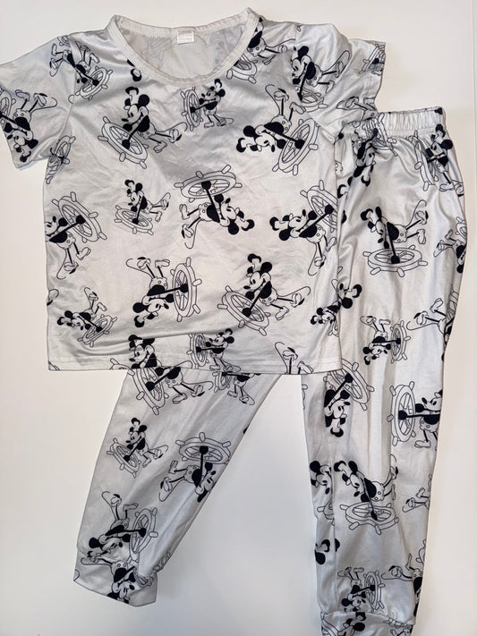 Seller 106: *Reduced* Size 110 (4/5) Mickey Pajamas