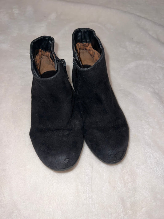 #92A Size 11 girls black cat and Jack shoes used condition but life left- small toe scuff