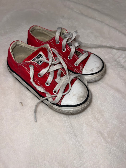 #92A Size 9 girls or boys red converse guc