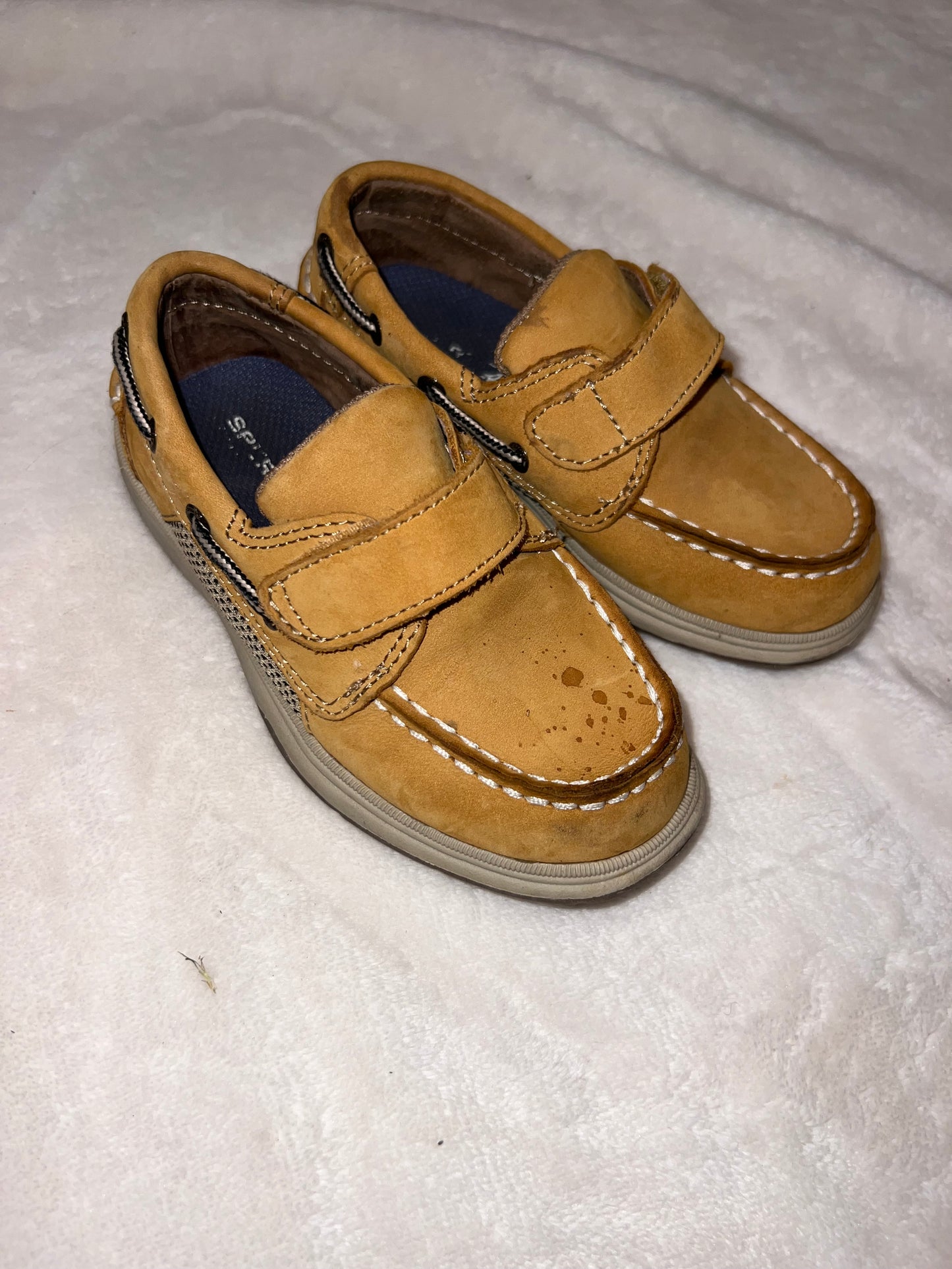 #92A Size 9w boys sperrys euc except that one spot that I can’t get out