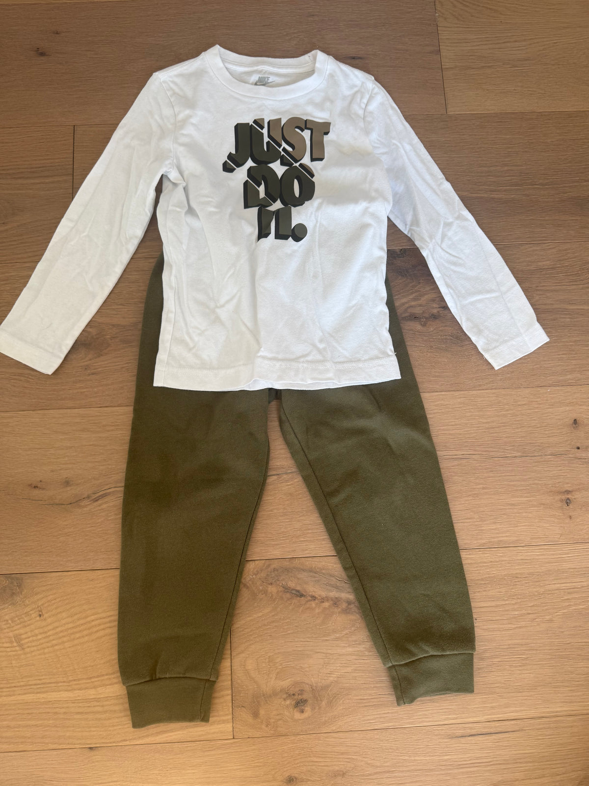 #21 • Boys • Nike • 4T • VGUC