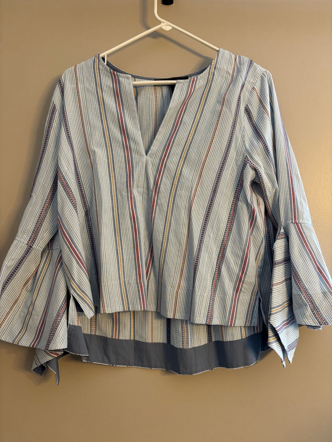 #70 Women's BCBG top size small EUC
