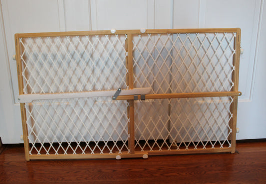 #168 Munchkin wooden baby gate