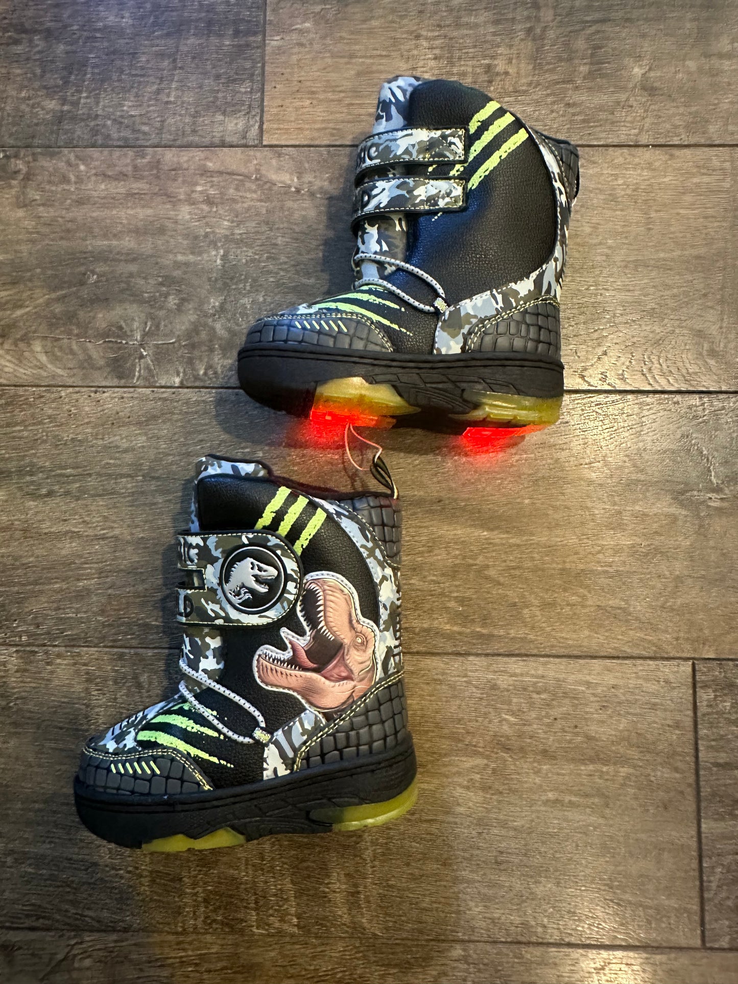 #81b Size 8 Toddler Jurassic World snow boots