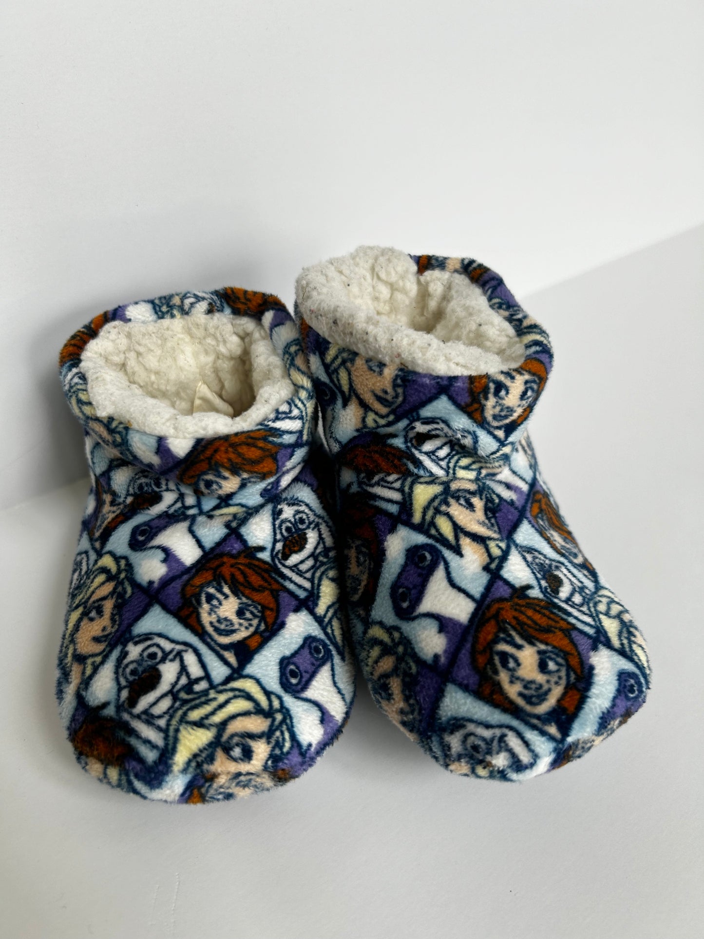 #98A - Girls Frozen Slippers GUC (Fit size 5/6c best, possibly a 7)