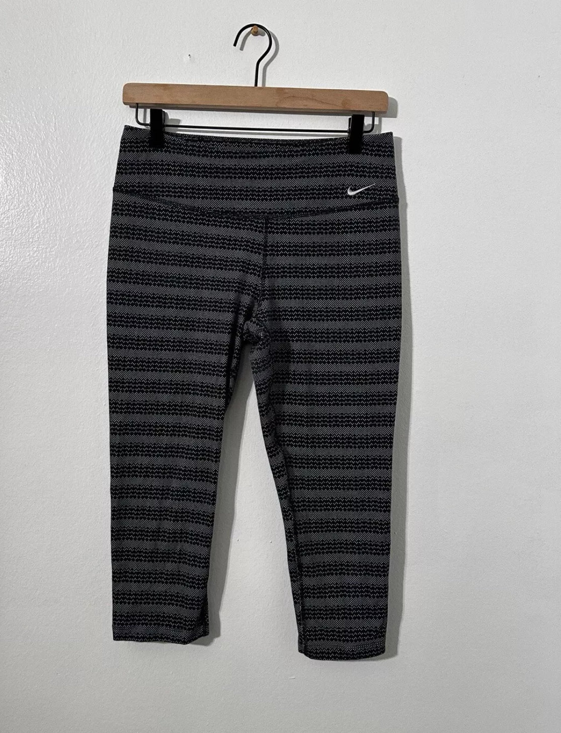 #111 Women’s Nike Spotted Striped Black & White Dri-Fit Capri Athletic Legging Medium