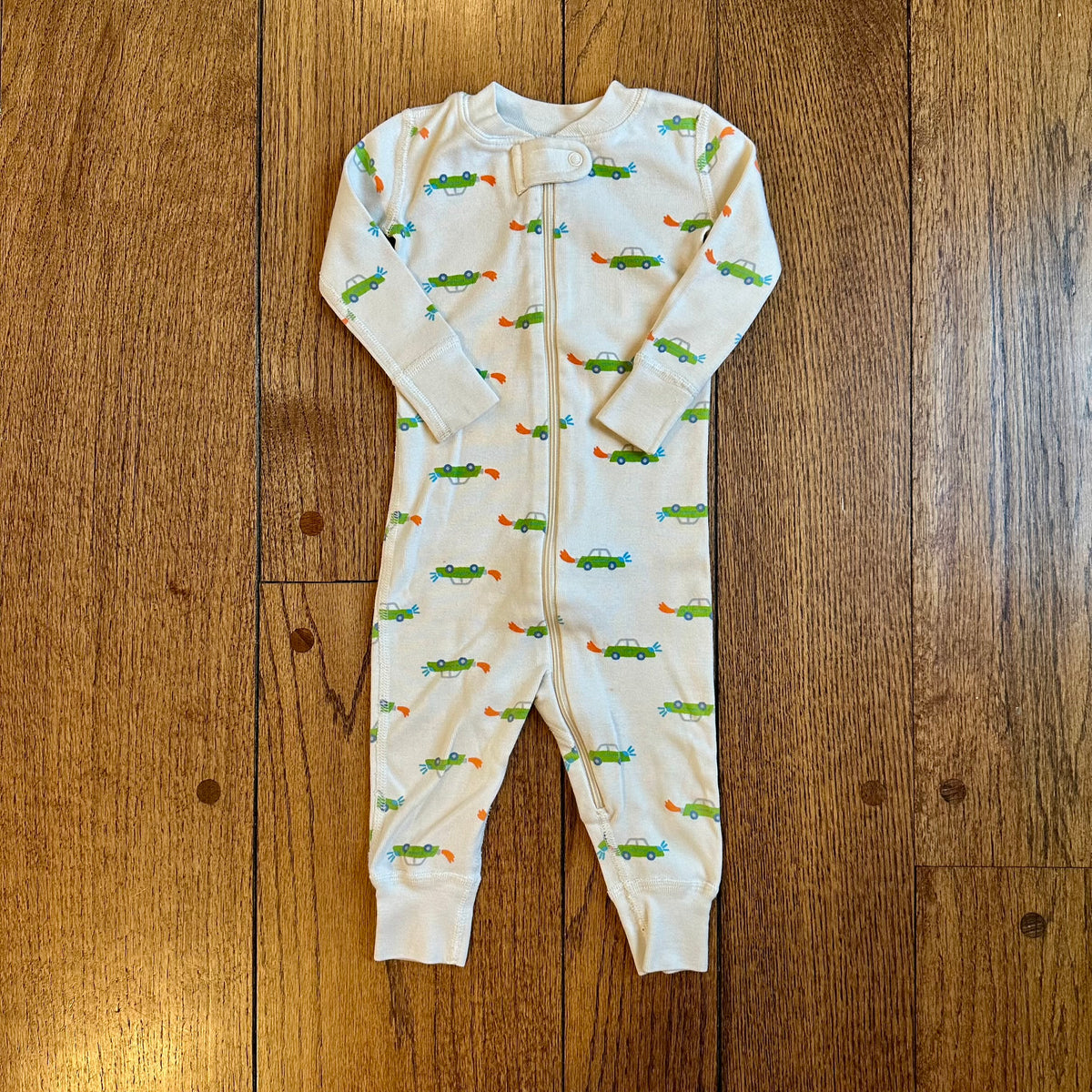 #113	EUC Boys Hanna Andersson White Car Sleeper, size 6-12 months