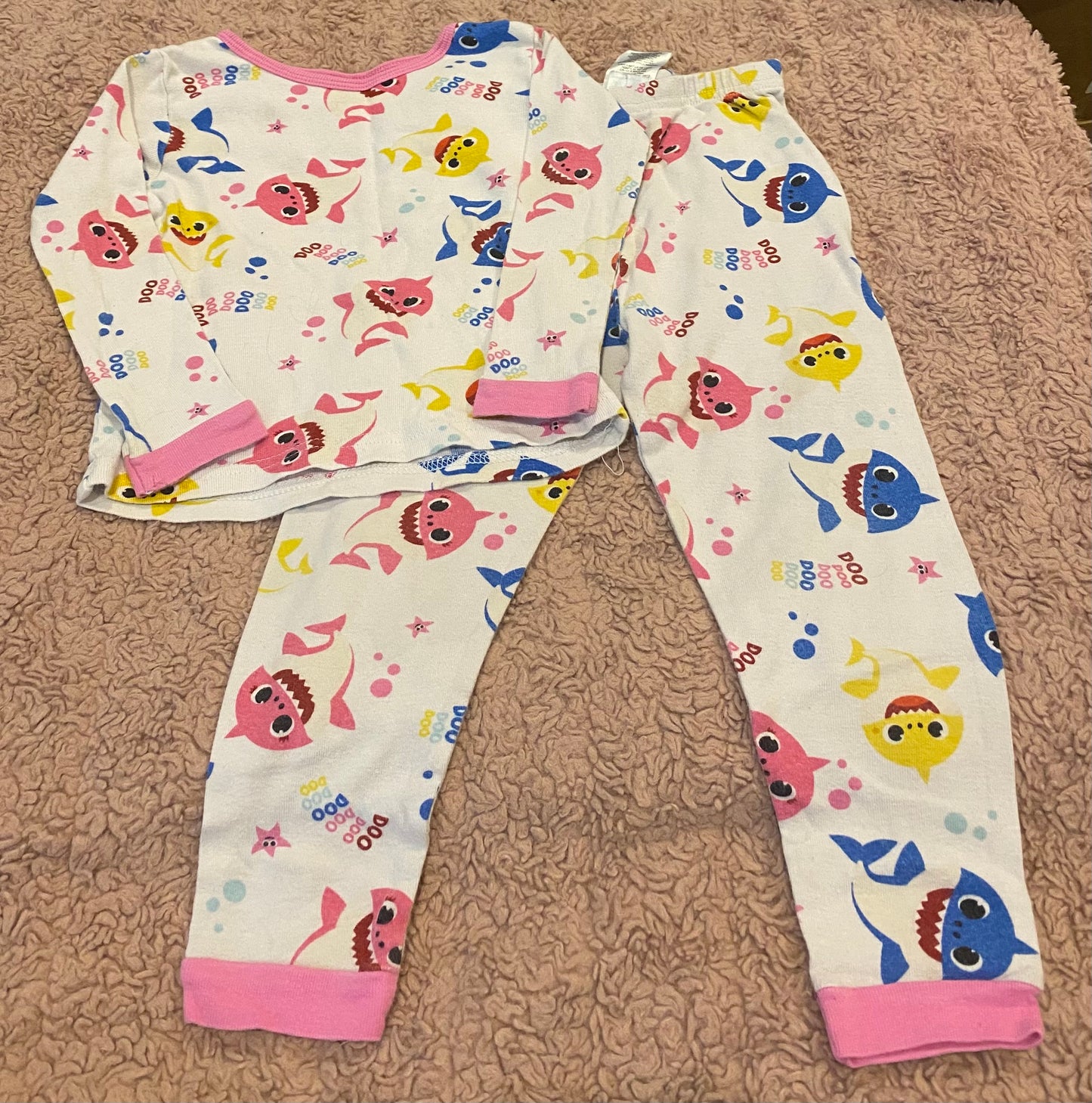 Seller #191 4t White Baby Shark Long Sleeve PJs