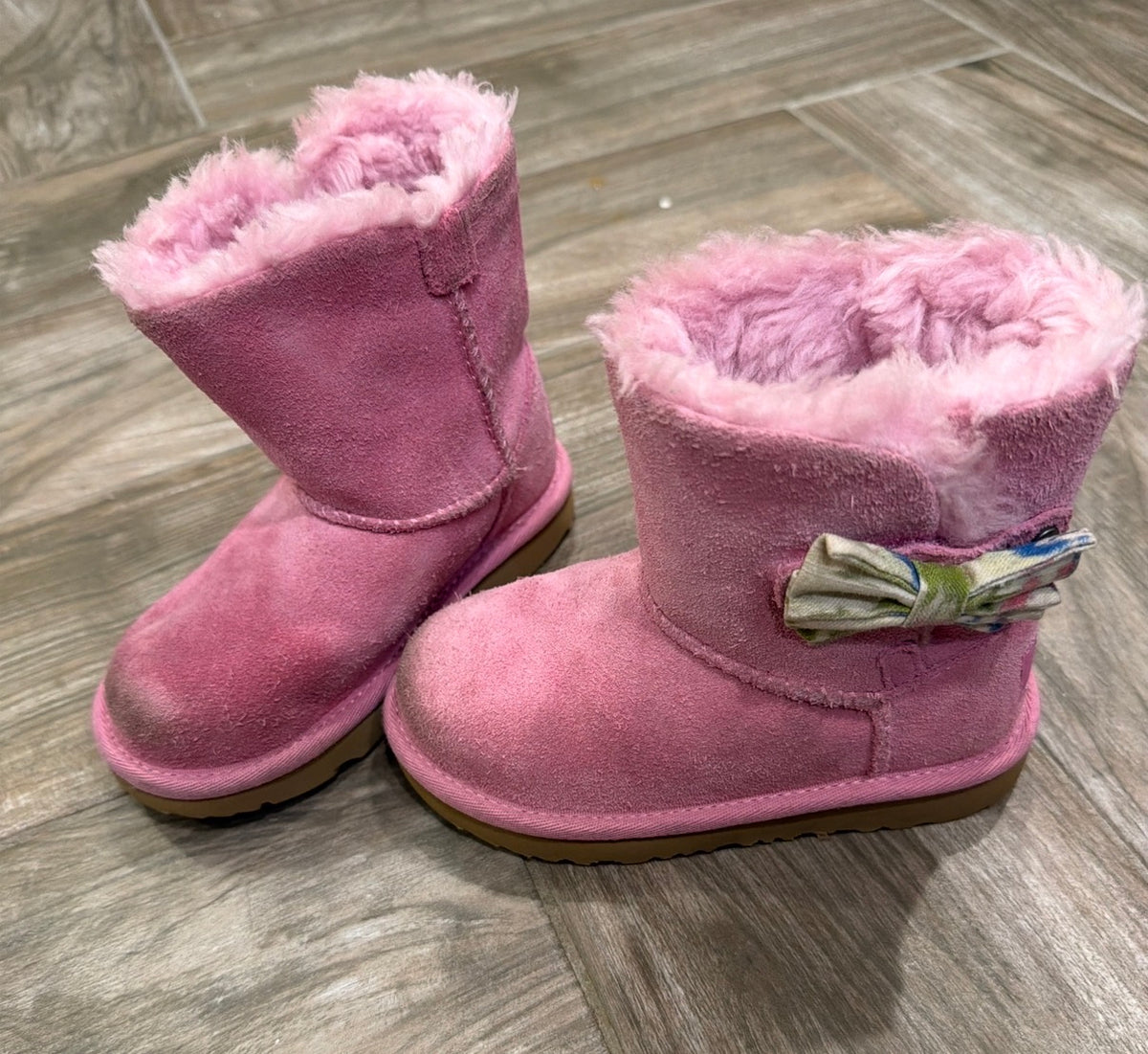 #198 Girls Uggs size 9