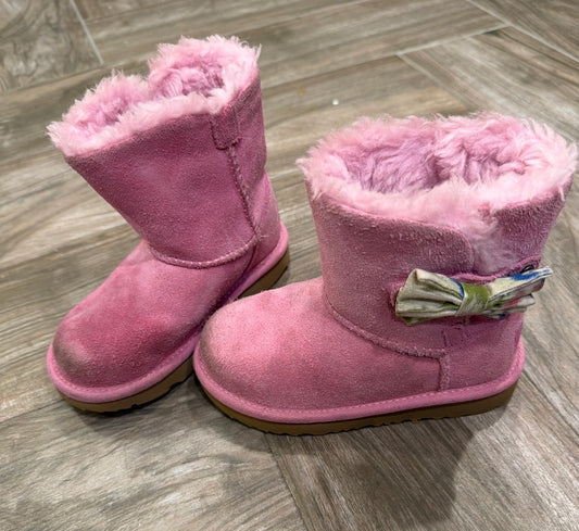 #198 Girls Uggs size 9