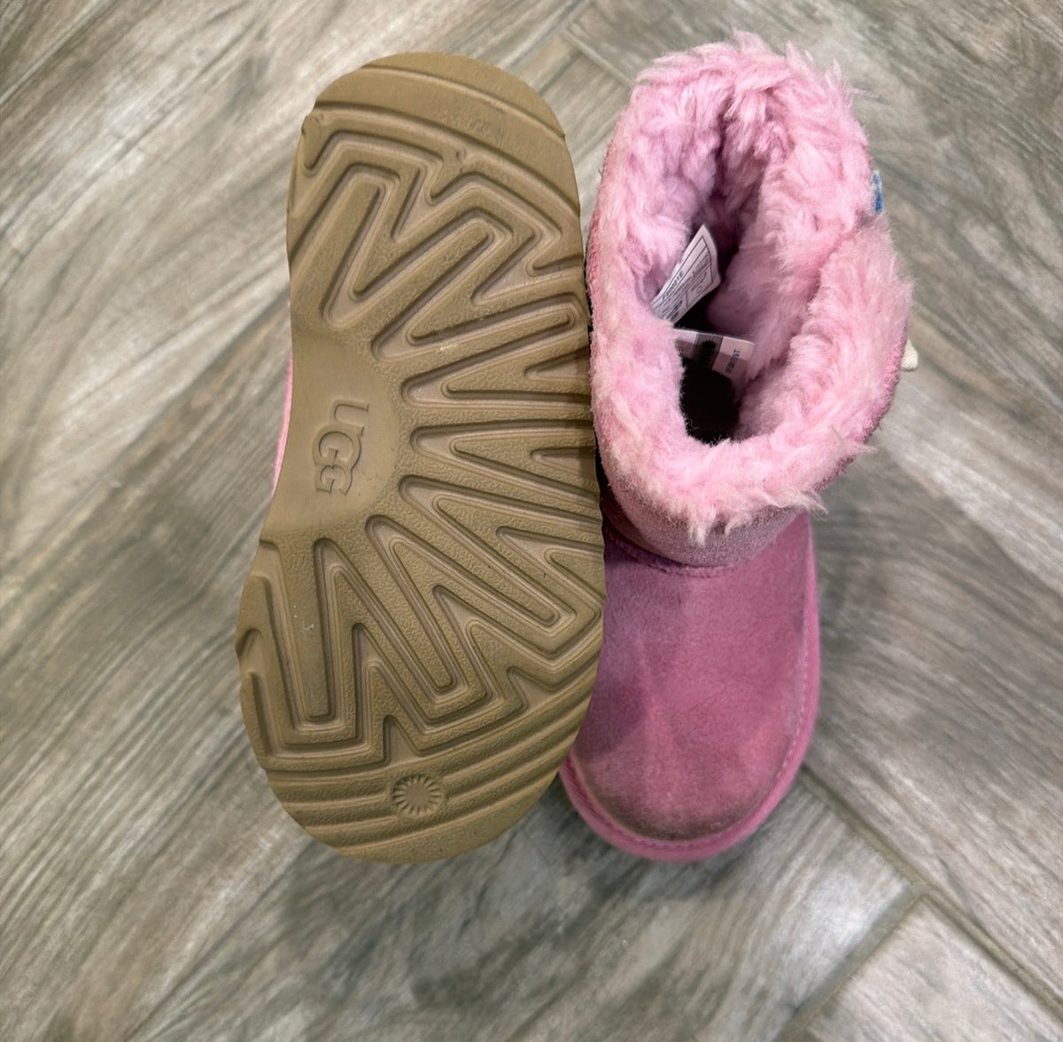 #198 Girls Uggs size 9