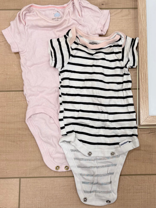 #37 0-3M Girls Gerber Organics and Cloud Island Onesie Bodysuits