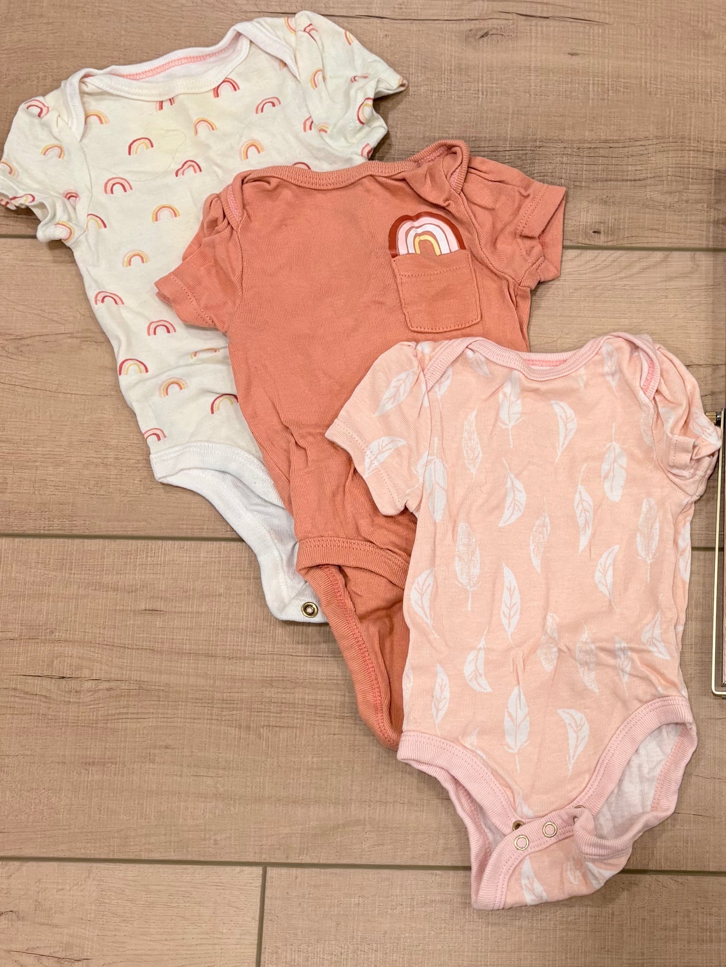 #37 0-3M Girls Cloud Island Rainbow and Feather Onesie Short Sleeve Bodysuits