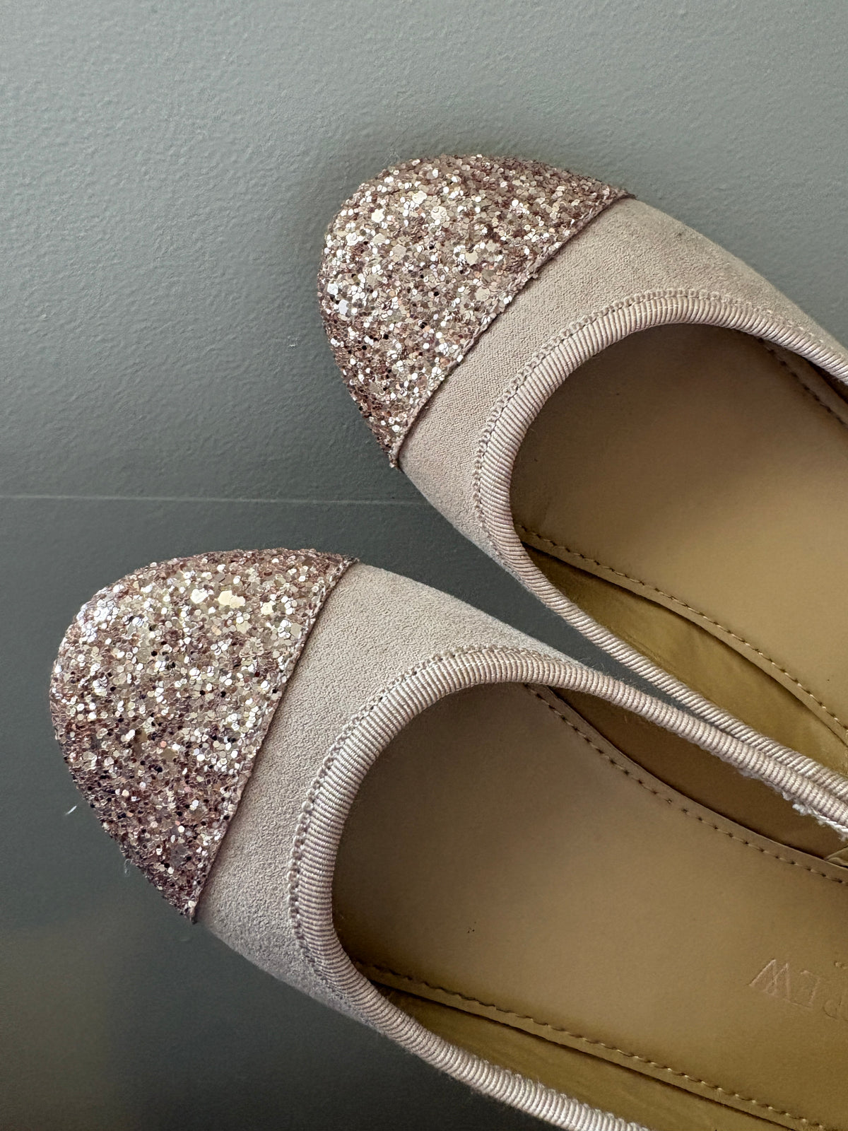 #116 Crewcuts neutral glitter toed girls flats size 13
