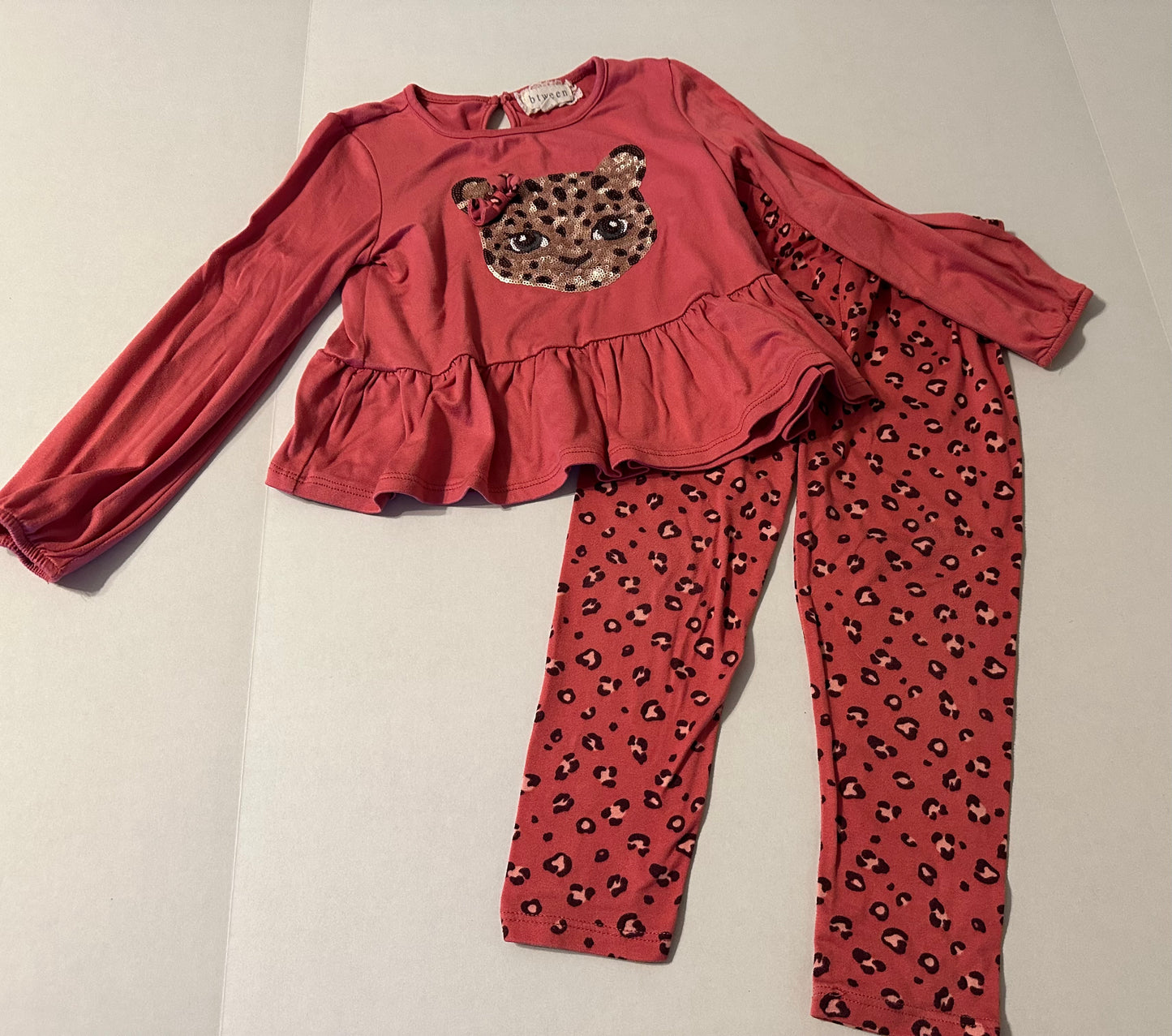 #160 Girls size 5 Btween super soft long sleeve shirt and leggings