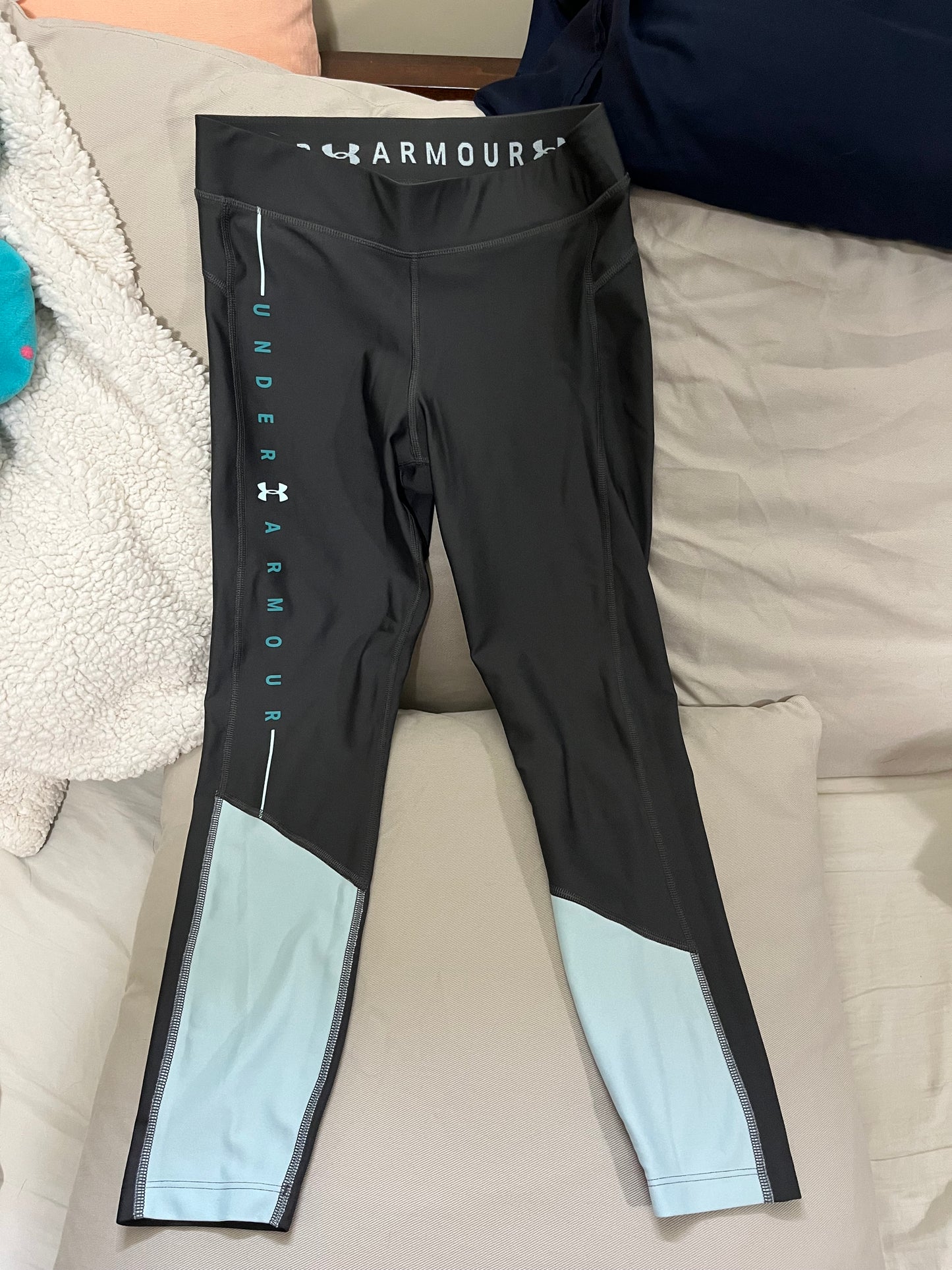 Seller 73A: GUC Women's Under Armor Leggings - Size M - Grey/Mint