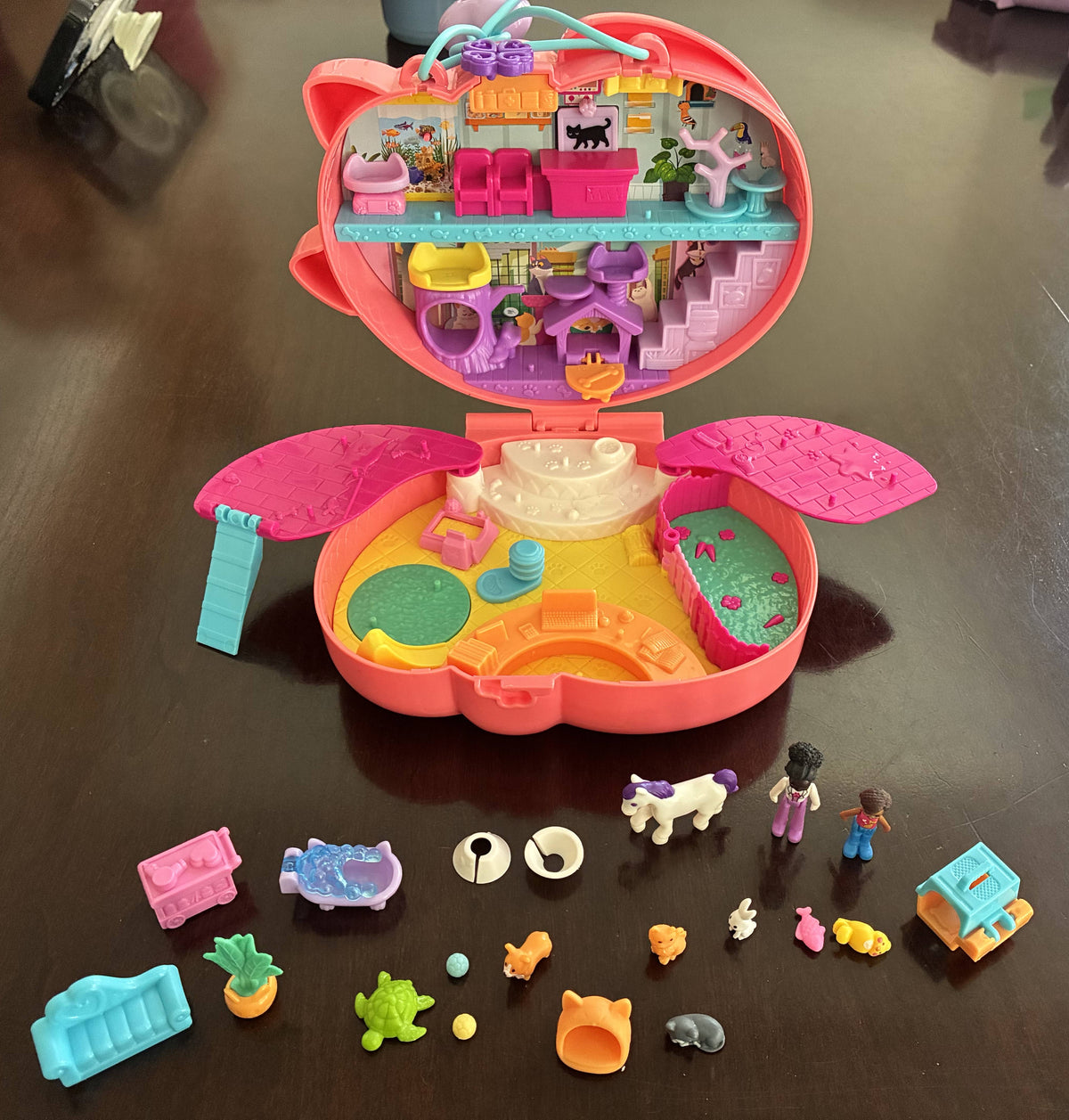 #126 Polly Pocket Starring Shani Cuddly Cat Purse Compact Playset