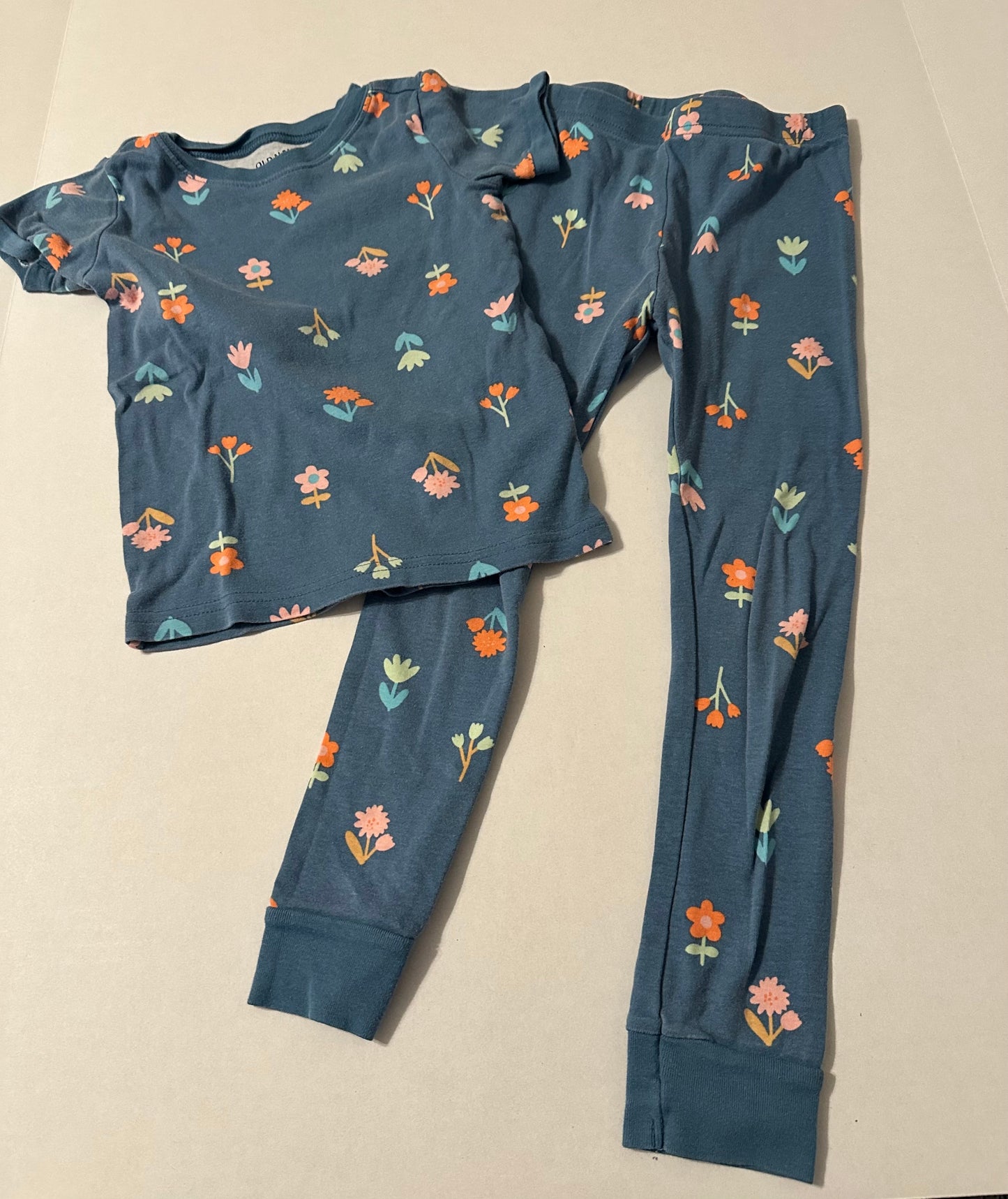 #160 Girls 5T Old Navy pjs
