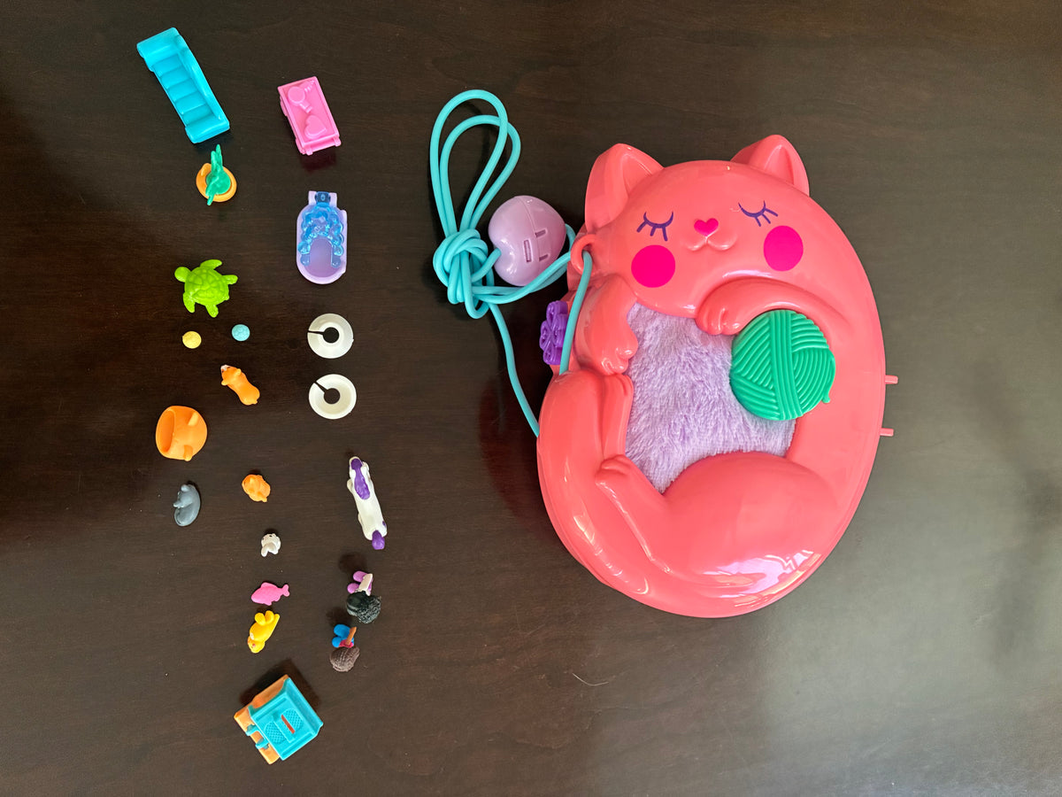 #126 Polly Pocket Starring Shani Cuddly Cat Purse Compact Playset