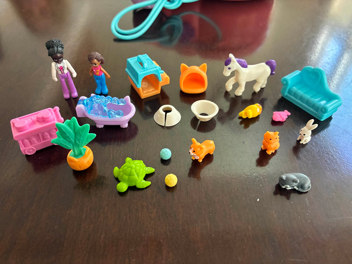 #126 Polly Pocket Starring Shani Cuddly Cat Purse Compact Playset