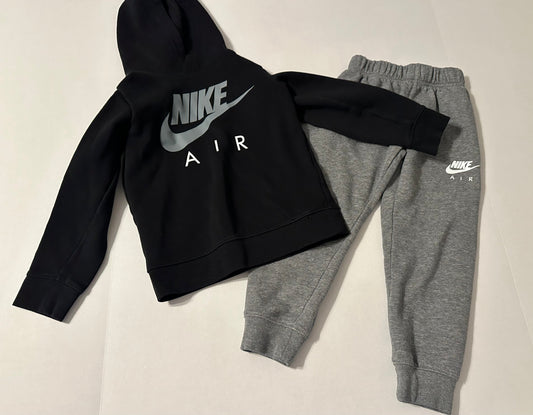 #160 Boys size 5 / small Nike sweatshirt and sweatpants set