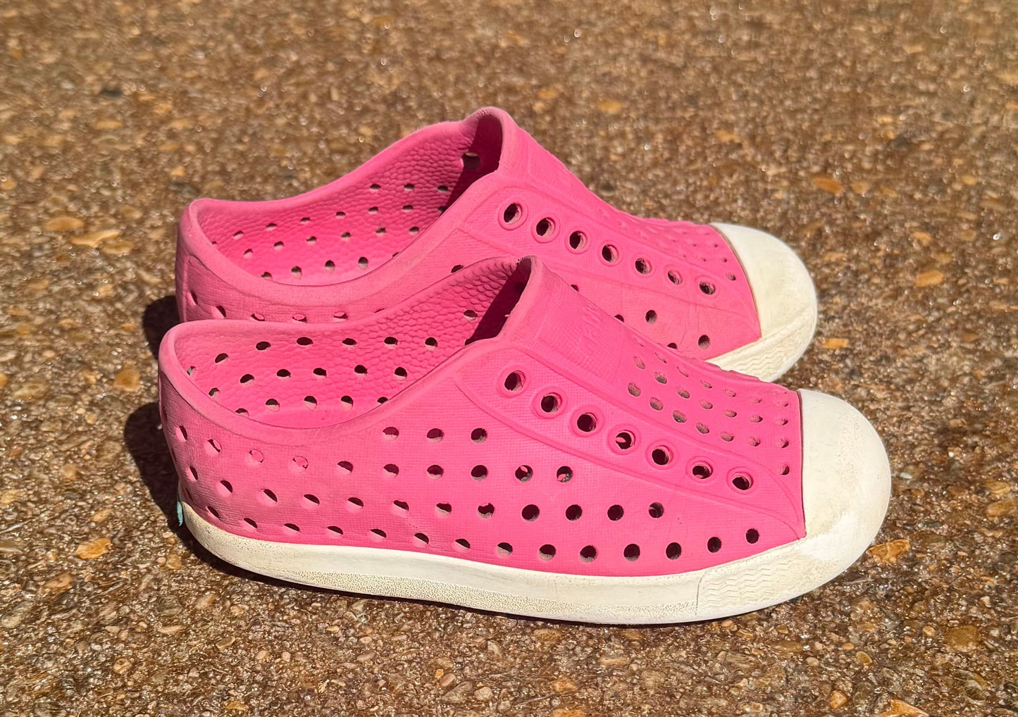 #28 REDUCED Hot Pink Natives- Girls Size C8
