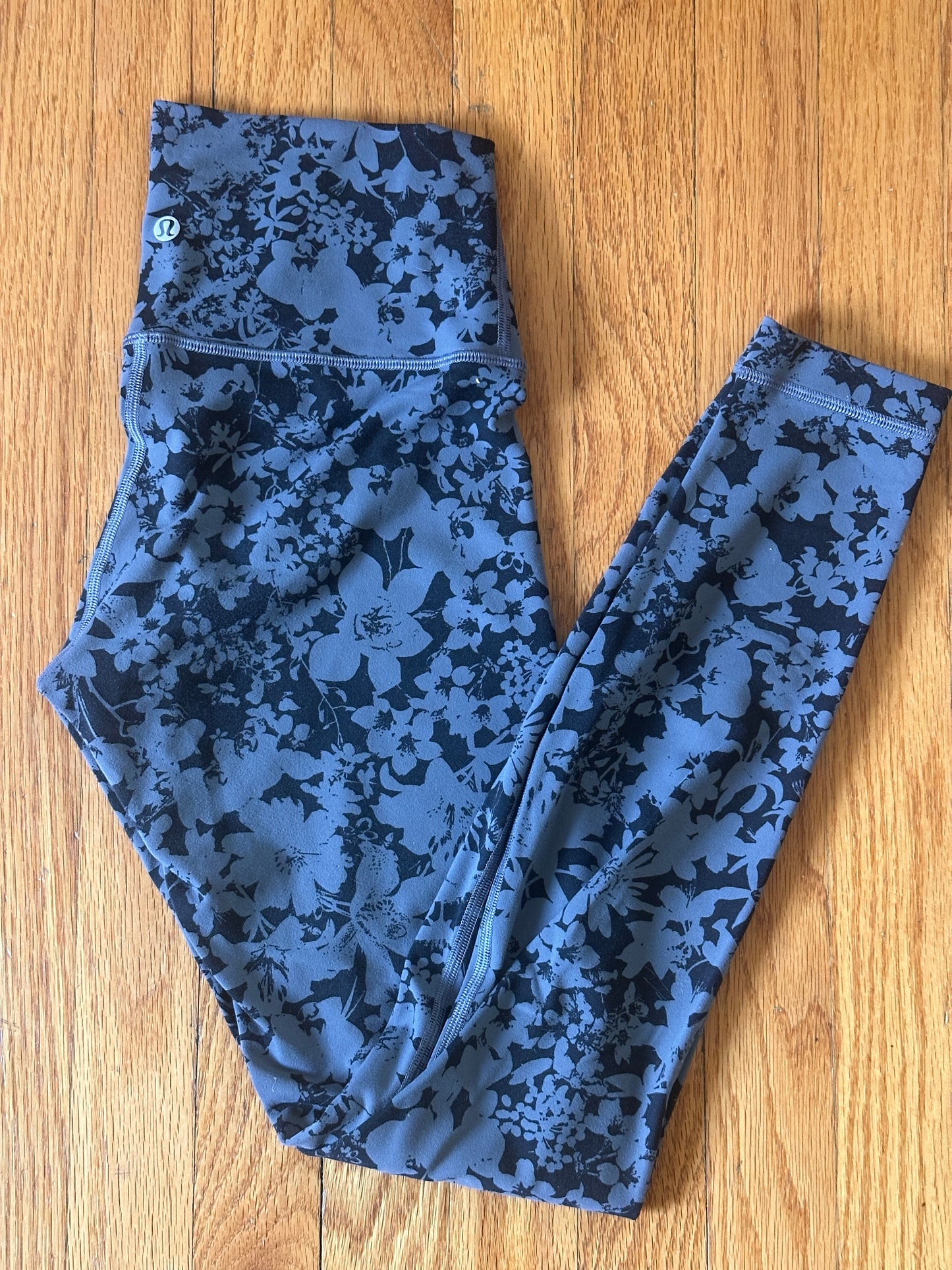 #94 REDUCED Lululemon size 6 Leggings - EUC