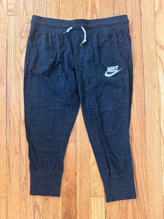#94 REDUCED Nike Cropped Joggers - Women's M - VGUC
