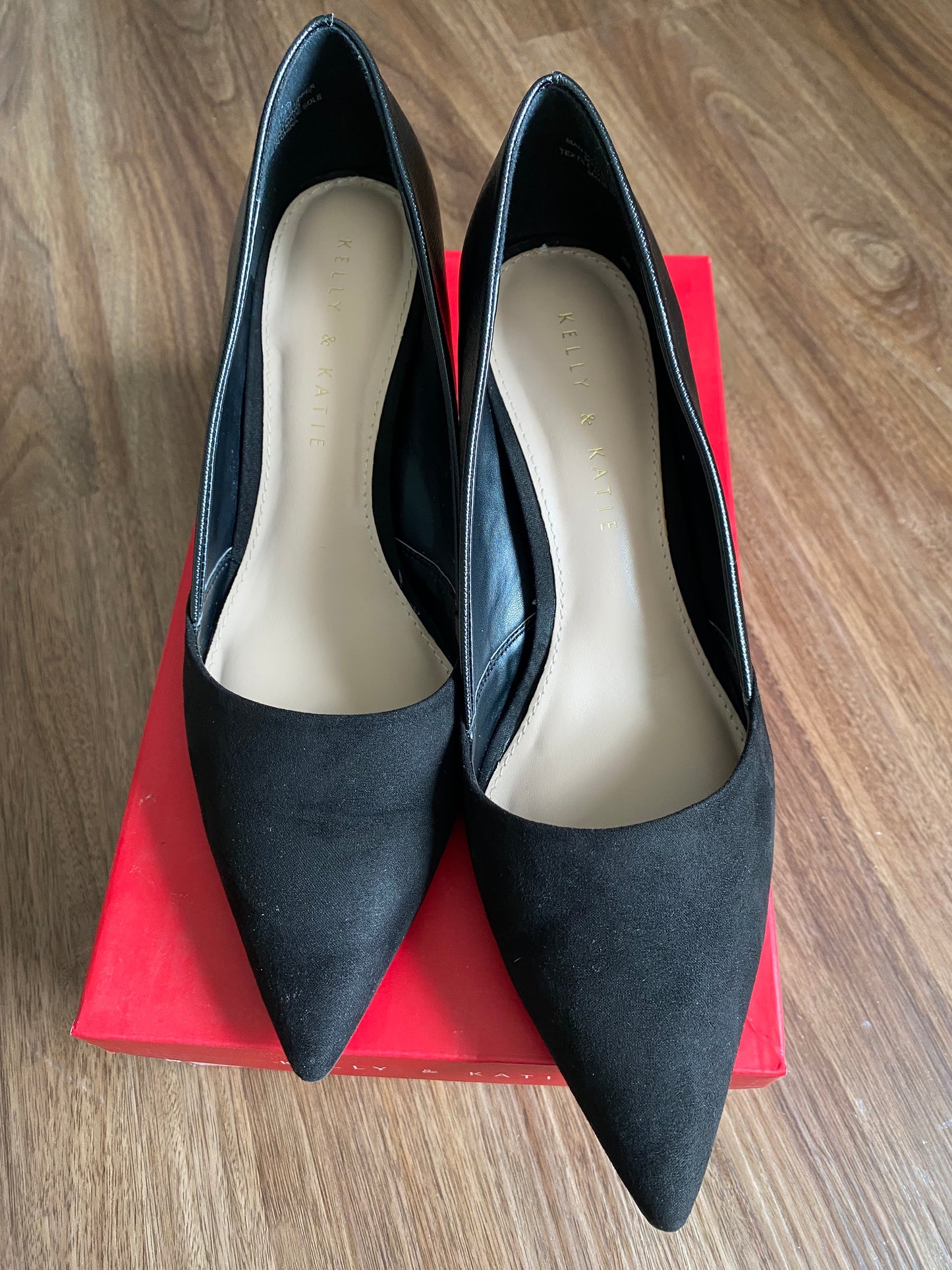 Seller 64 Women's Katie and Kelly size 8.5 black pumps