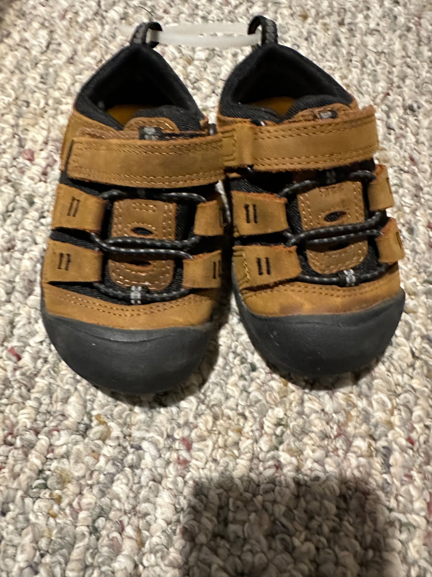 #218 NWT sz7Keen