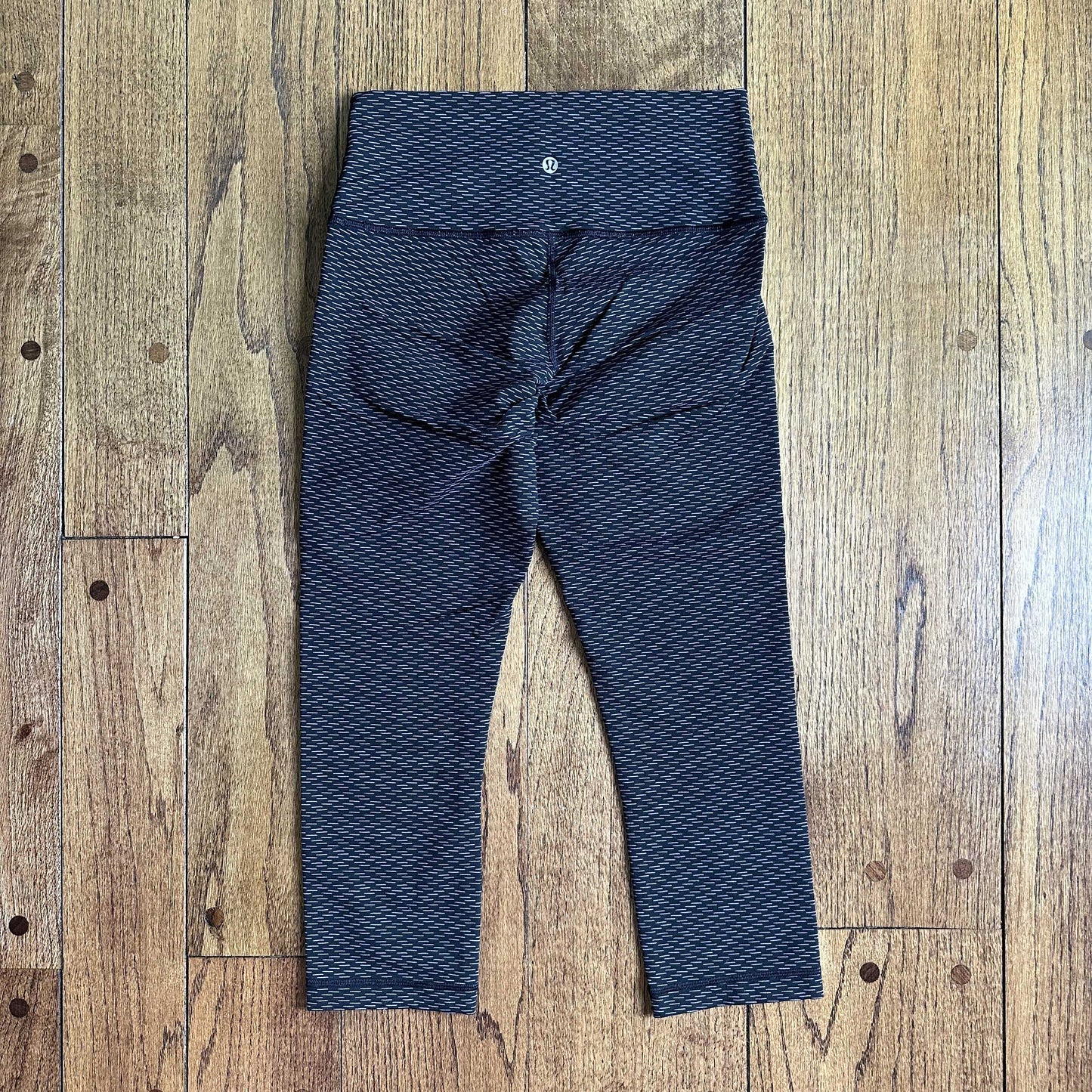 #95 VGUC Women's Lululemon Gray and Black Wunder Under Hi-Rise Crop Leggings, 21", size 8