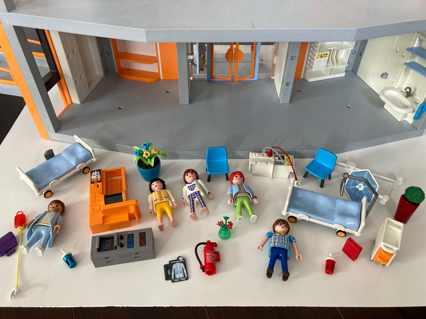 Playmobil City Life large hospital playset (#70901) VGUC