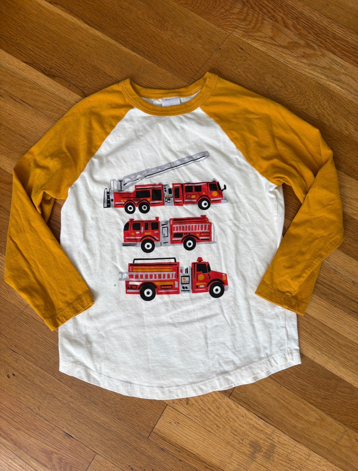 #116 Boys Hanna Andersson fire truck shirt 6-7