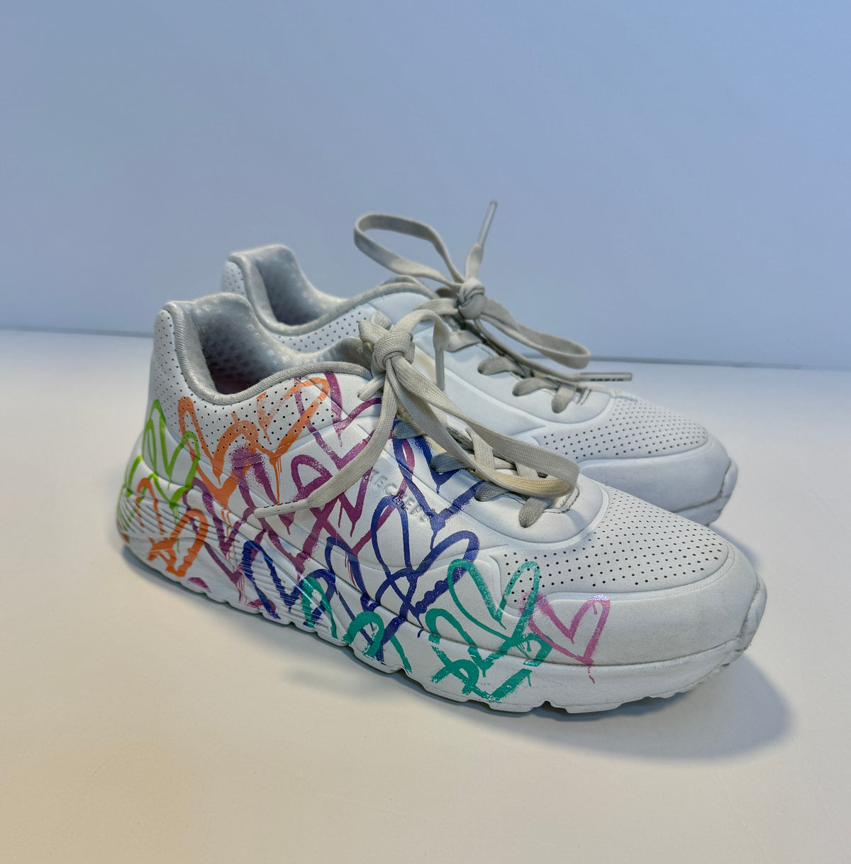 155 Girls Size 2 Sketchers White with Graffiti Hearts