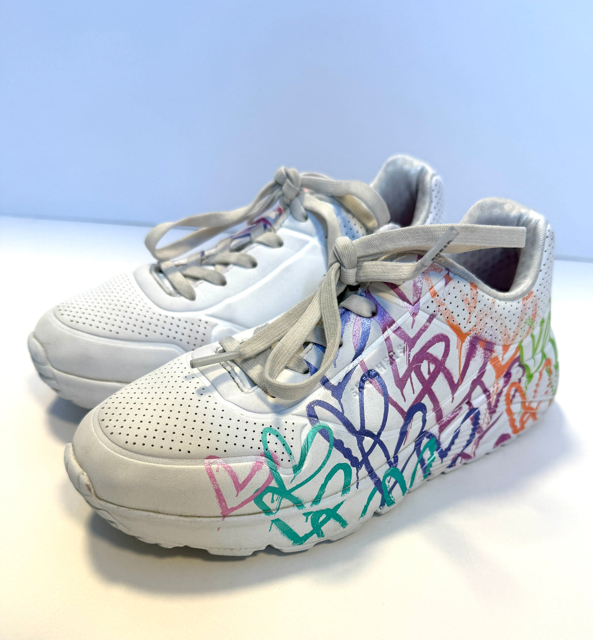 155 Girls Size 2 Sketchers White with Graffiti Hearts