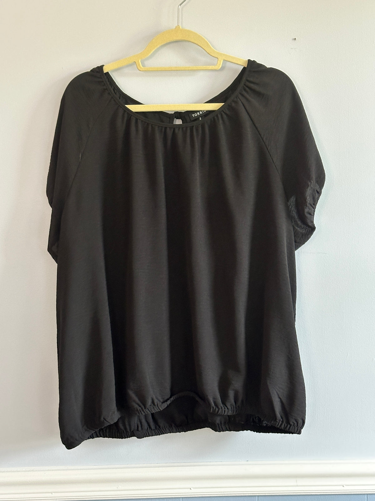 #48 Torrid Black Shirt Sz 2 (16-18)