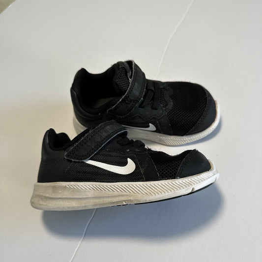 Sz7 Nike Black Sneakers