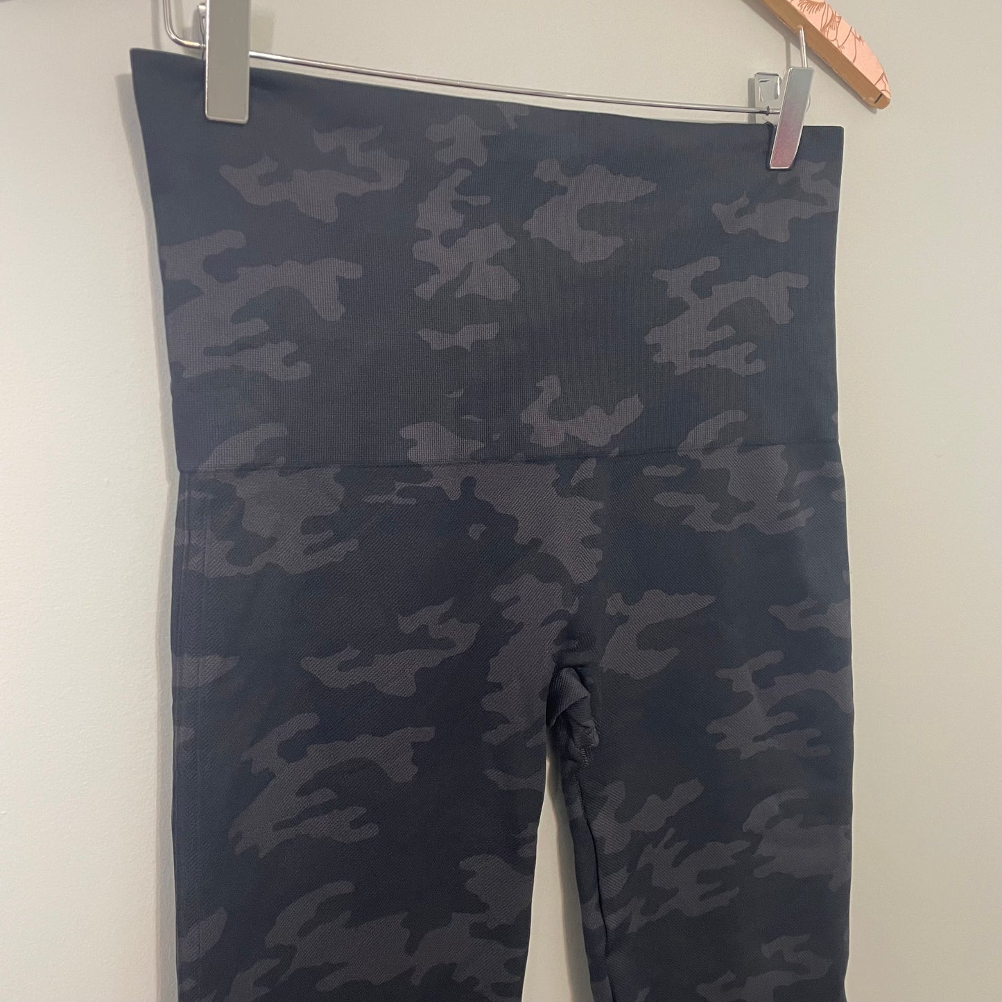 #118 | Size XL | Spanx Women's Gray Camo Seamless Legging