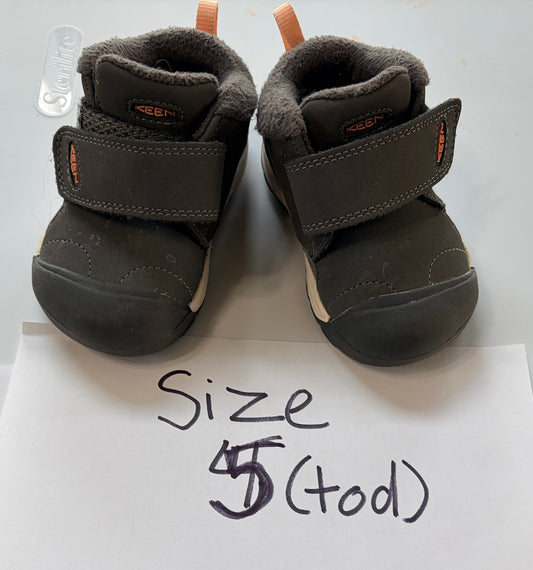 #35 girls boots Keen size 5