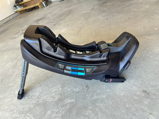#151 nuna pipa lite car seat base EUC